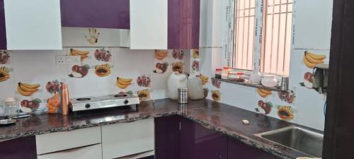 Vrindavan Apartment | Charming Shri Ji Nikunj: Pet-Friendly Retreat Awaits