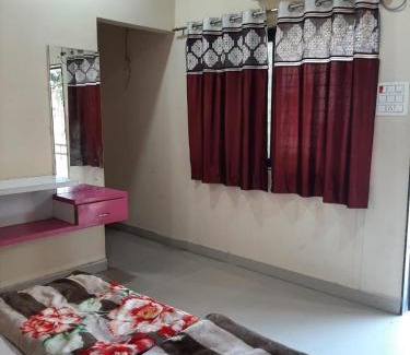 Hingoli Hotel | Budget-Friendly Shri Krupa Bhakta Niwas & Lodging for Families