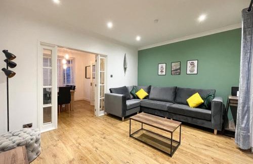 Swindon Apartment | Shrivenham Retreat: High-Speed Wi-Fi & Pet-Friendly Stay