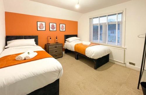 Swindon Apartment | Shrivenham Retreat: High-Speed Wi-Fi & Pet-Friendly Stay