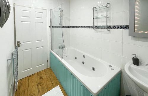 Swindon Apartment | Shrivenham Retreat: High-Speed Wi-Fi & Pet-Friendly Stay