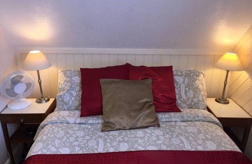 Fernhill Heath Bed & Breakfast | Cozy Shrubbery Guest House: Family-Friendly with Breakfast