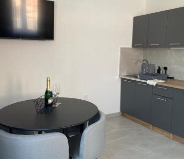 Szilvasvarad Apartment | Pet-Friendly Shubu GARDEN Vendégházak with Ocean Views
