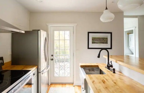 Manayunk Cottage | Shurs Lane Cottage: Child-Friendly with EV Charging & Parking