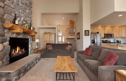 Fraser Condo | Experience Breathtaking Views and Pet-Friendly Comfort