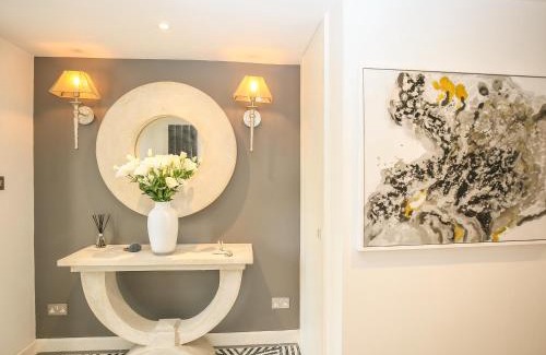 Coombe Bissett Apartment | Elegant Shutts House Garden Apartment for Families & Pets