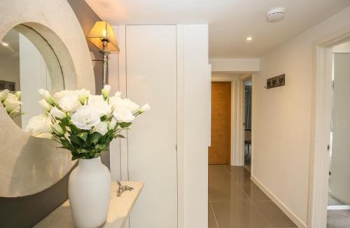 Coombe Bissett Apartment | Elegant Shutts House Garden Apartment for Families & Pets