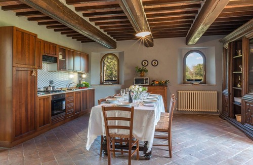San Casciano dei Bagni Villa | Elegant Amantino 8: Pet-Friendly Retreat with Spa & Kitchen