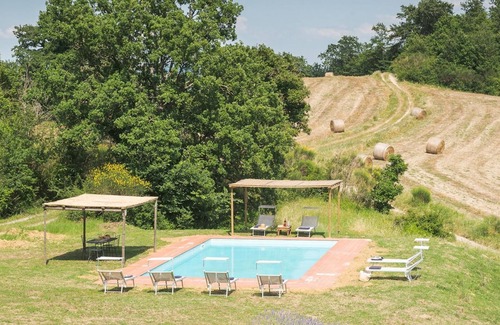 San Casciano dei Bagni Villa | Elegant Amantino 8: Pet-Friendly Retreat with Spa & Kitchen