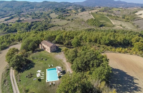 San Casciano dei Bagni Villa | Elegant Amantino 8: Pet-Friendly Retreat with Spa & Kitchen