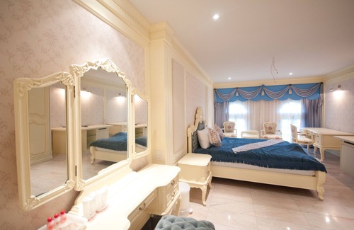Lat Yao Hotel | Discover Siam Paradise Entertainment Complex with Spa & Hot Tub