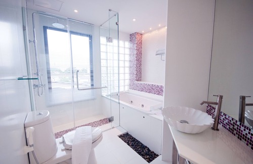 Lat Yao Hotel | Discover Siam Paradise Entertainment Complex with Spa & Hot Tub