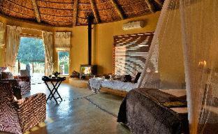 Kenton on Sea Cabin | Experience Sibuya Game Reserve and Lodge with Family-Friendly Amenities