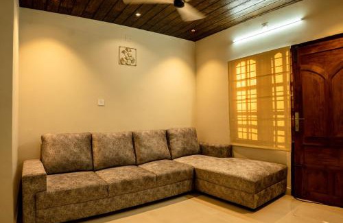 Kochi Apartment | Cozy Siby Homestay with Breakfast and Kitchen Access