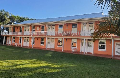 Berea House | Welcome to Sica's Guest House: Pool & Dining Awaits You