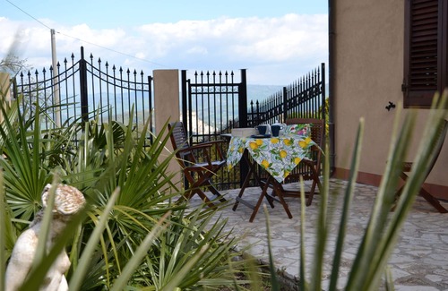 Cammarata House | Peaceful Sicilia House with Ocean View and Kitchen Amenities