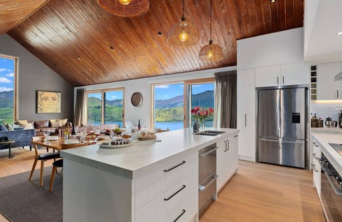 Lake Hayes House | Lake View Retreat with Hot Tub & Alfresco Dining