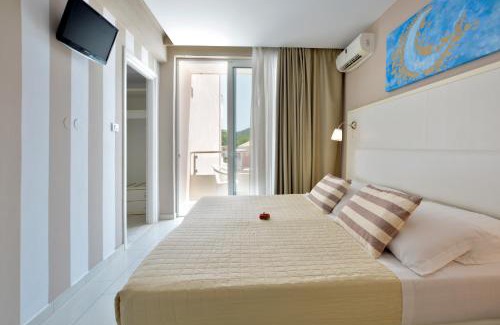 Sidari Hotel | Sidari Beach Hotel: Oceanfront Retreat with Pool & Hot Tub