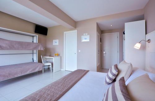 Sidari Hotel | Sidari Beach Hotel: Oceanfront Retreat with Pool & Hot Tub