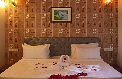 Murud Hotel | Discover Siddhant Hill Resort: Family-Friendly with Pool