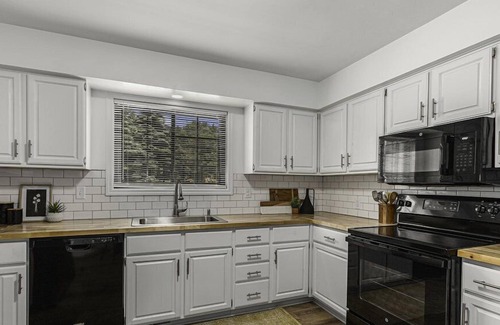 Forest Hills Condo | Convenient Duplex with Yard, Driveway & Great Amenities