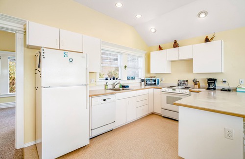 Newport House | Inviting Oceanview Homes with Hot Tubs Just Steps from Beach