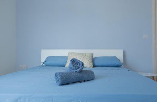 Bahar ic-Caghaq Apartment | Inviting Side-Seaview Apartment Steps from the Beach