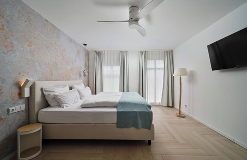 Carolinensiel Hotel | Discover Siebzehn80: Guest Rated 9.8 with Family-Friendly Amenities