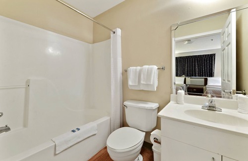 Gautier Hotel | Relax at Siegel Select Gautier with Pool and Spa Amenities
