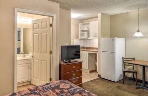 Gautier Hotel | Relax at Siegel Select Gautier with Pool and Spa Amenities
