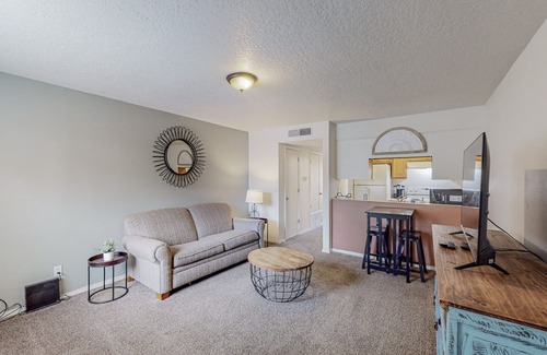 West Old Town Apartment | Elegant Sienna Square: 9.6 Rated, Near Old Town with WIFI