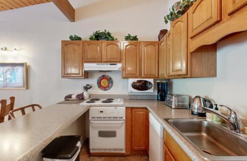 Taos Ski Valley Apartment | Relax at Sierra Del Sol 10: Pool & Hot Tub Await!
