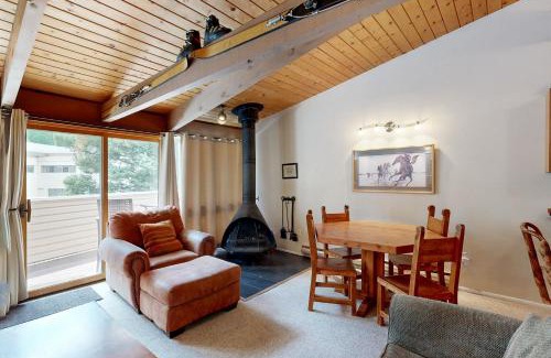 Taos Ski Valley Apartment | Relax at Sierra Del Sol 10: Pool & Hot Tub Await!