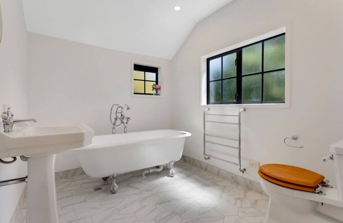 Dairy Flat House | Discover Sierra Sky Manor: Family-Friendly Retreat in Countryside