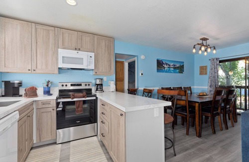 June Lake House | Inviting Sierra Suns 2 Townhome in June Lake Village