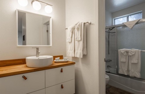 June Lake Apartment | Top-Rated Sierra Suns 6: Family-Friendly with Kitchen Access