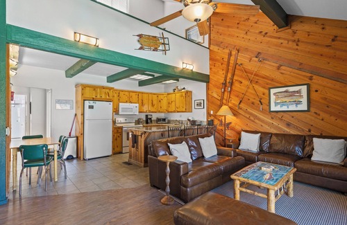 June Lake House | Discover Sierra Suns 9: Steps from the Marina & Kid-Friendly
