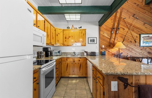June Lake House | Discover Sierra Suns 9: Steps from the Marina & Kid-Friendly