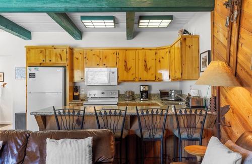 June Lake House | Discover Sierra Suns 9: Steps from the Marina & Kid-Friendly