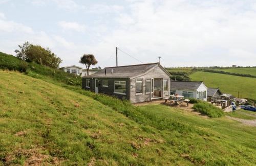 Eype House | Discover Siesta Chalet: Child-Friendly 4-Star Retreat
