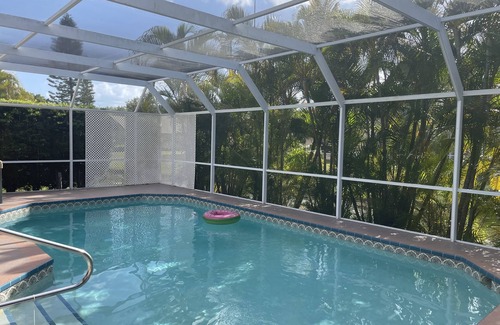 Bee Ridge House | Relaxing Siesta Key Retreat with Hot Tub & Pool, Near Beach