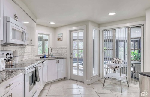 South Sarasota House | Siesta Key Retreat: Oceanfront Bliss with Pool & Family Comfort