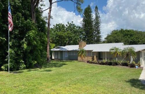 South Sarasota House | Waterfront Estate in Siesta Key with Heated Pool & Privacy