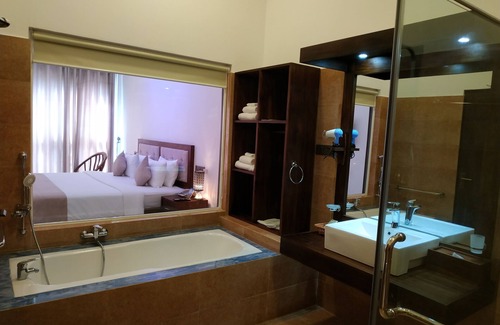 Dambulla Bed & Breakfast | Experience Sigiriya Cashew Palace Resort with Pool & Dining