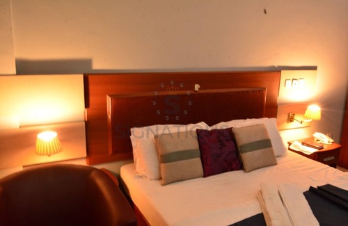 Warri Hotel | Discover Signatious Hotel and Suites with Pool & Spa