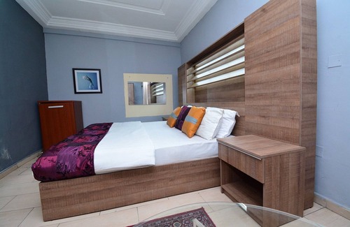 Warri Hotel | Discover Signatious Hotel and Suites with Pool & Spa