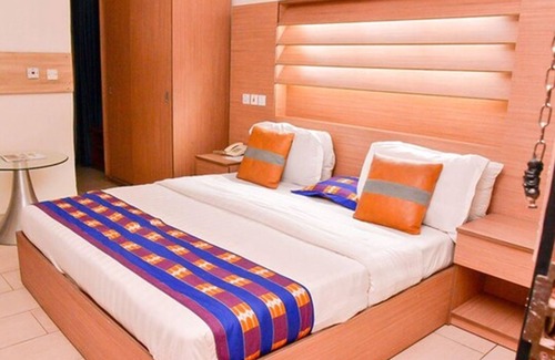 Warri Hotel | Discover Signatious Hotel and Suites with Pool & Spa