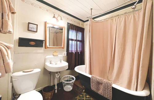 Meacham House | Idyllic Signature Cabin 2 with Serene Lake View