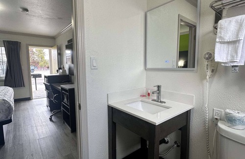 Winnemucca Hotel | Cozy Signature Inn Winnemucca: Child-Friendly and Breakfast Included