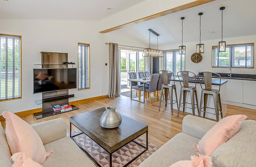 Newbury Ski Chalet | Family-Friendly 3 Bedroom Retreat in Newbury with Spa